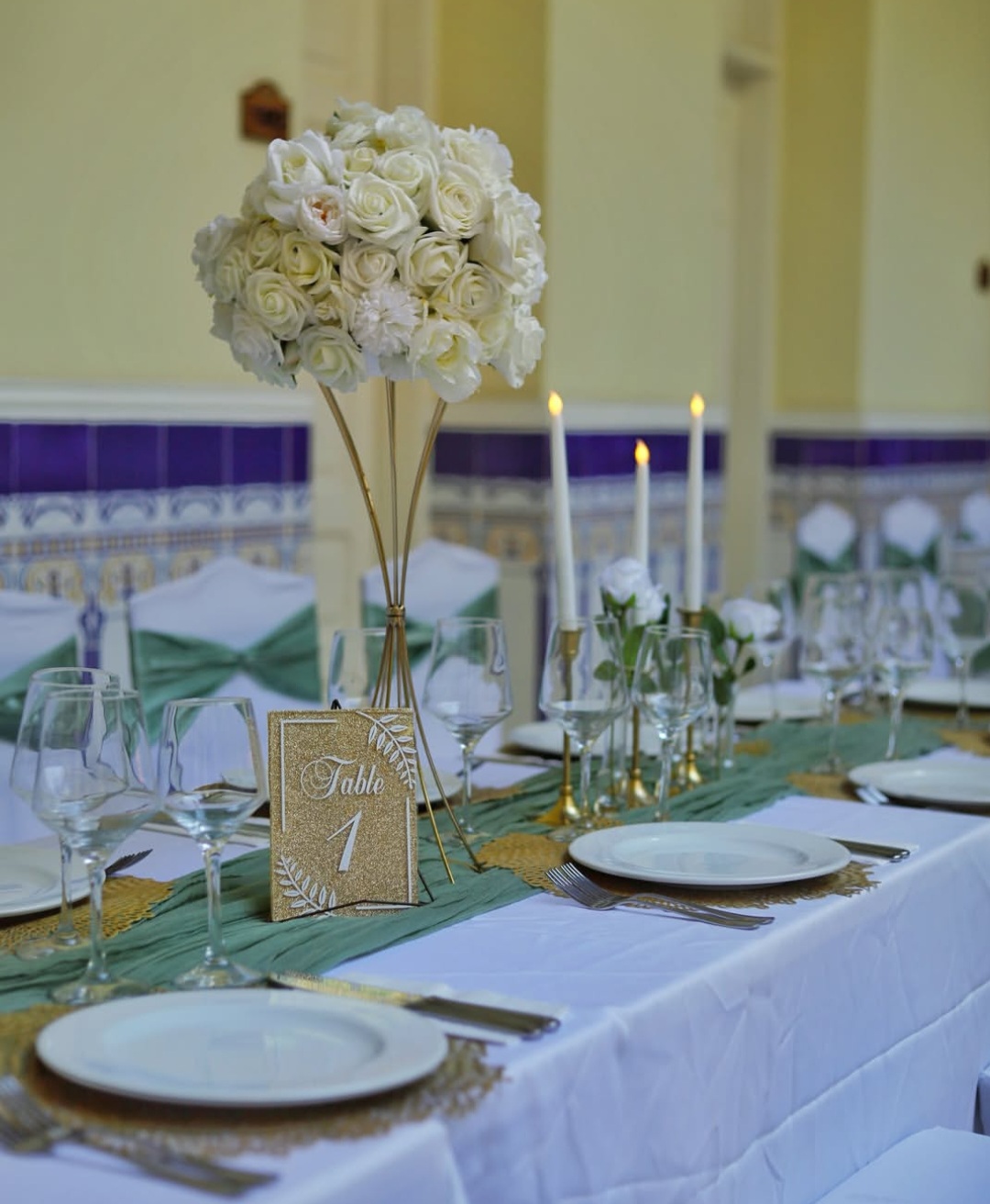 Mesa de boda íntima y elegante al aire libre