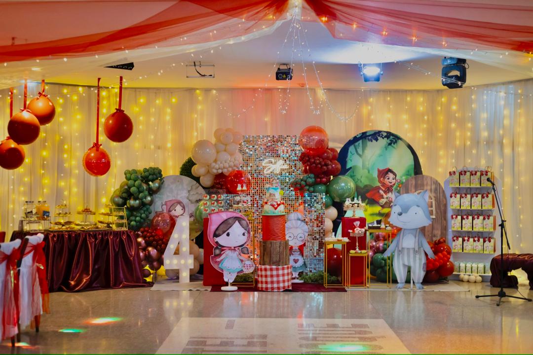 Decoración colorida de globos para cumpleaños infantil