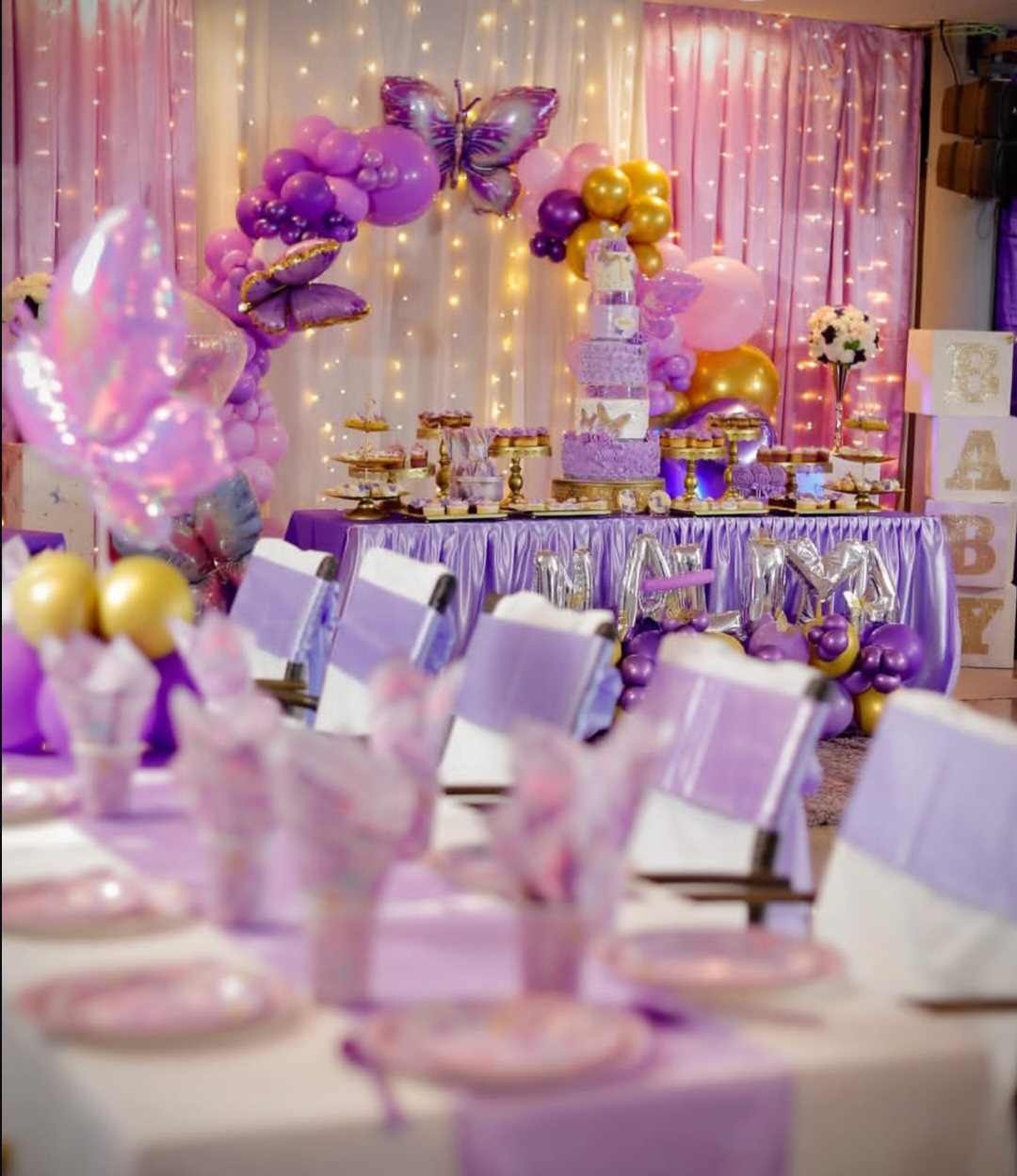 Mesa refinada e íntima para cumpleaños de adultos en colores oscuros y luces cálidas