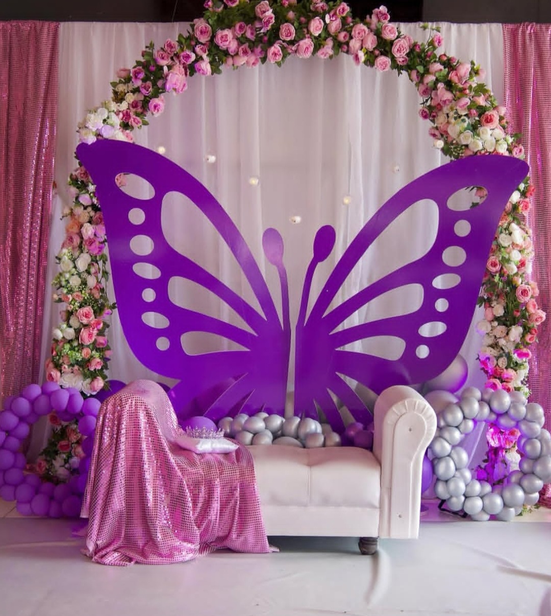 Fiesta glamurosa con focos brillantes y esferas de discoteca