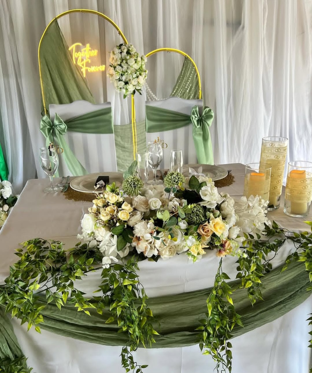 Banquete de boda al aire libre decorado con candelabros de plata y luces